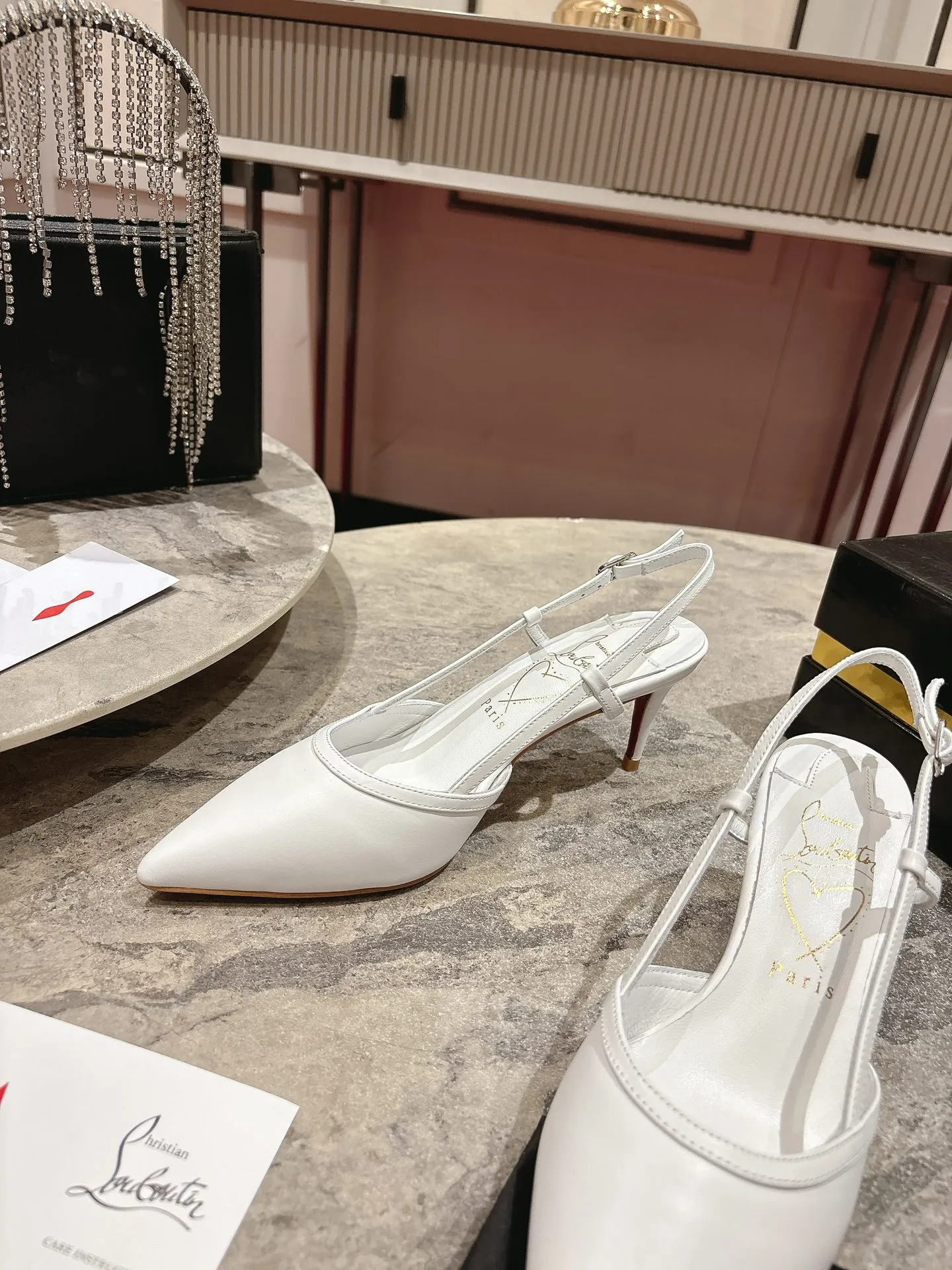 👟👟Ex-factory price 600👟👟 🆑❥∙Back empty sandals🦋✪ꫛꫀw.✔︎ Featuring a slightly pointed toe and slim straps, this model is crafted in white calfskin with a 65mm heel height and added hand-placed crystals on the front. It features our signature Louboutin red sole with Christian Louboutin's signature and heart-shaped stamped logo on the insole. Size: 34 yards - 42 yards (34.40.41.42. Customized, non-refundable and non-exchangeable‼️) Heel height: 6.5cm Color: white black